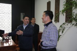 2015年4月27日，柯橋區(qū)委書記徐國龍專程來公司調(diào)